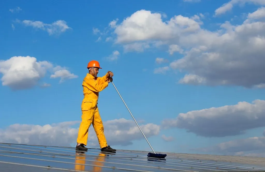 Solar cleaning worker