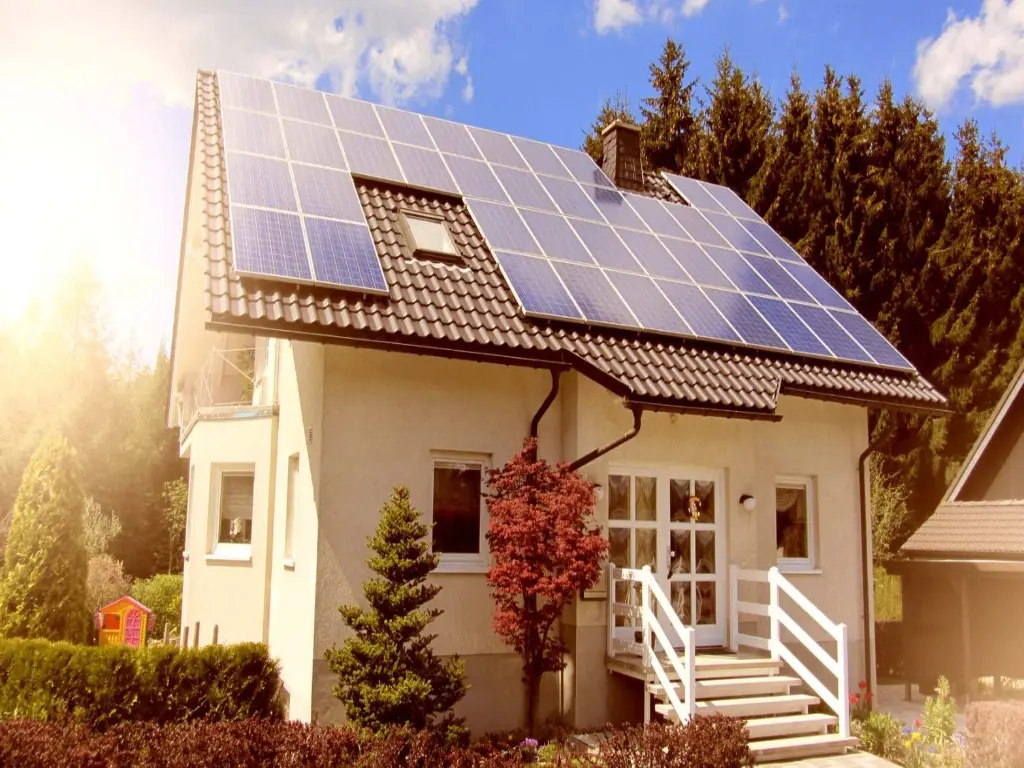 house with solar panels for home on the roof 