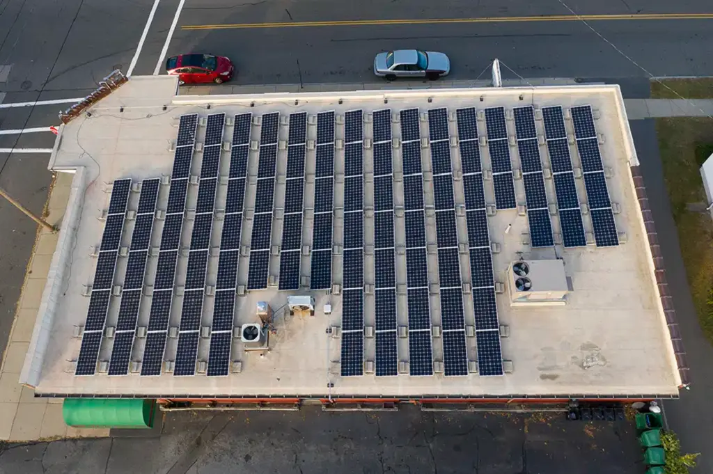 the commercial solar power system on the rooftop of the grocery store